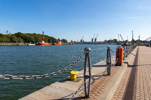 Puerto marítimo en Gdansk. Edificios portuarios en Europa Central . — Foto de Stock