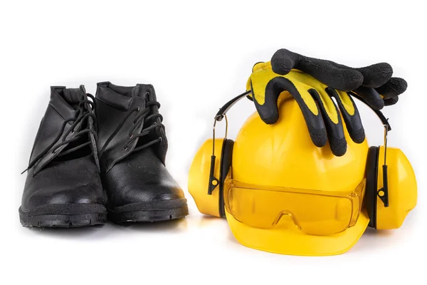 白いテーブルの上のヘルメット、ブーツおよび仕事の手袋. — ストック写真