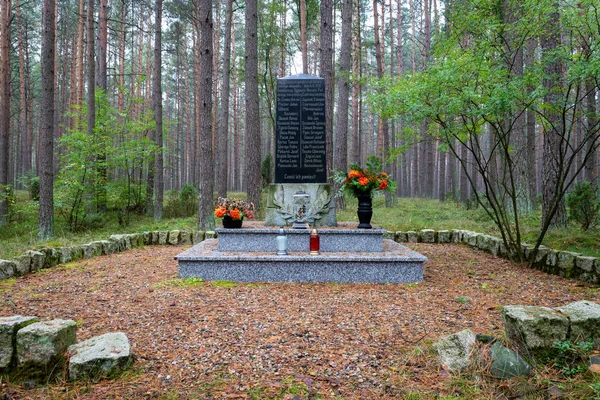 Malý pomník věnovaný těm, kteří zavraždili nacisté v Pomořansko v Polsku. — Stock fotografie