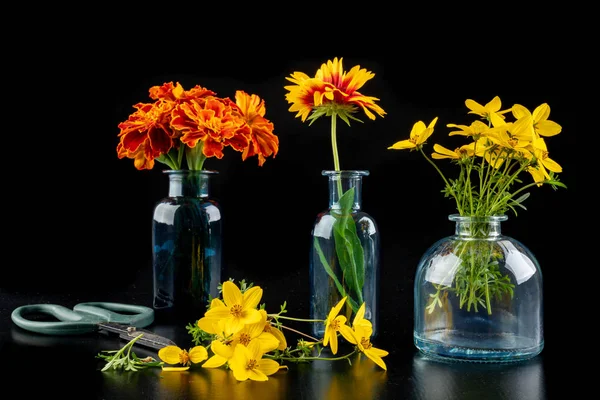 Fiori selvatici freschi in un vaso di vetro su un tavolo scuro. Bella co — Foto Stock