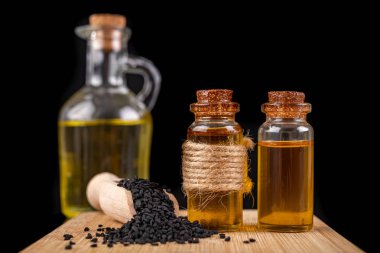 Sağlıklı, soğuk preslenmiş siyah kimyon yağı. Sağlıklı bir yaşam için malzemeler