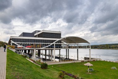 Vistula nehir kıyısındaki nehir limanı. 