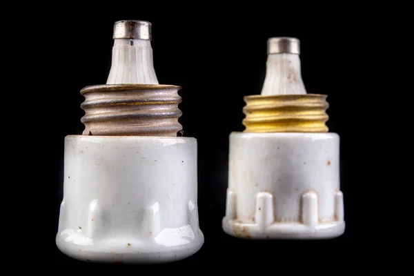Fusible eléctrico de cerámica blanca vieja. Protección contra sobretensiones eléctricas . — Foto de Stock