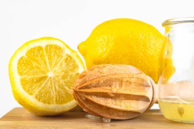 Mutfak tahtasına limon sıkacağı. Taze limon suyu..