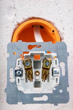 Kabataslak bir duvara elektrik prizi yerleştirilmiş. Kurulum