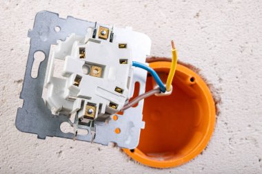 Kabataslak bir duvara elektrik prizi yerleştirilmiş. Kurulum
