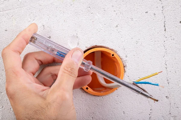 Elektrische Spannungsprüfung in Kabeln. Installation einer neuen Elektrik — Stockfoto