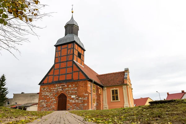 Stary kościół w centrum wsi. Świątynia w Europie Środkowej — Zdjęcie stockowe