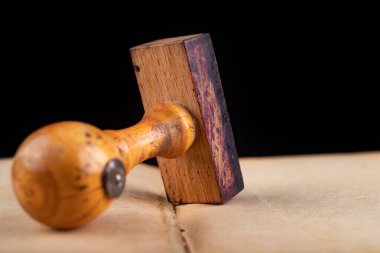 Kitapta eski tahta damga var.. 