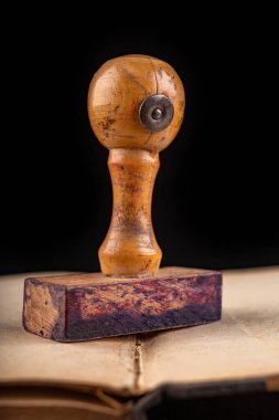 Kitapta eski tahta damga var.. 