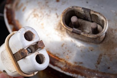Eski bir mutfak fırınının prizi ve prizi. Ev mutfağında eski elektrikli fırın aletleri. Koyu arkaplan.