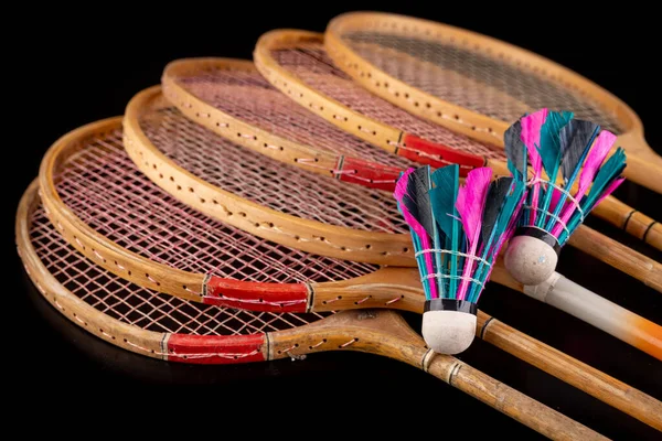 Houten badmintonrackets en shuttlecocks. — Stockfoto