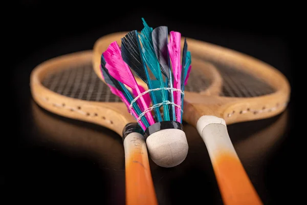 Houten badmintonrackets en shuttlecocks. — Stockfoto