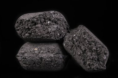 Et ızgarası için kullanılan ahşap briket. Izgarada sigara içmek için basılmış kömür. Koyu arkaplan.