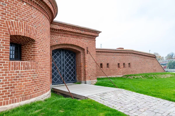 Old historic gate in a brick building. — Stock Photo, Image