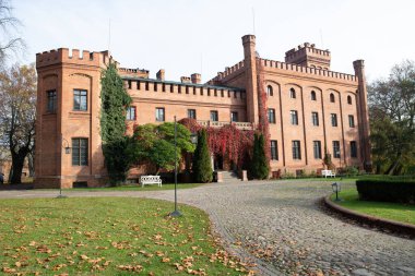 Güzel bir kırmızı tuğla kale.