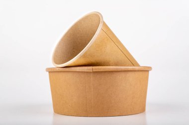 Beyaz bir masa üzerinde tek kullanımlık gri kağıt ambalajı. 