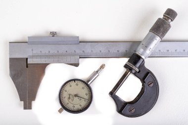 Kaliper, mikrometre ve sensör. 