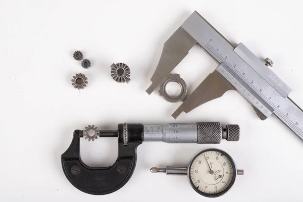 Micrómetro, pinza y ruedas de engranaje para mediciones . — Foto de Stock