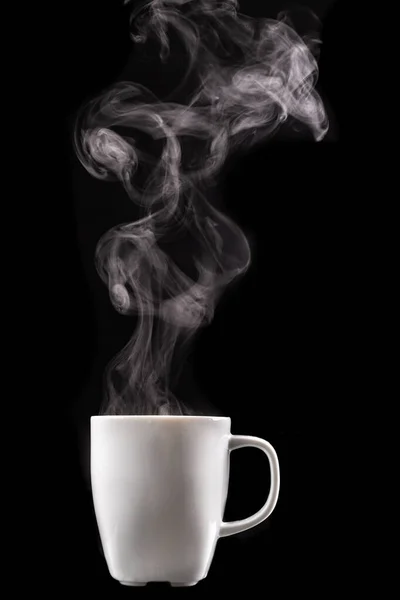 Una taza blanca de bebida caliente y vapor . —  Fotos de Stock