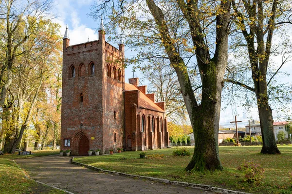 Igreja de tijolo velho em uma pequena aldeia na Europa Central . — Fotografia de Stock