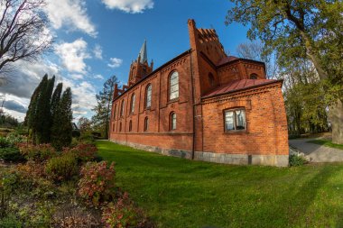 Dobrzyca, Zachodniopomorskie / Polonya - 30 Ekim 2019: Pomerania 'da küçük bir köydeki tuğla kilise. Orta Avrupa 'daki Hristiyan tapınağı. Sonbahar mevsimi.