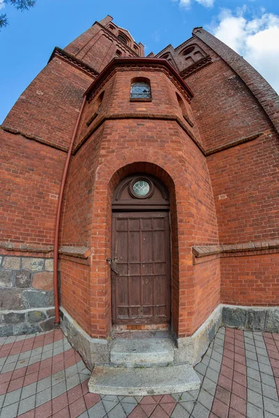 Pomerania 'da küçük bir köydeki tuğla kilise. Brick Christian Tapınağı. Sonbahar sezonu.