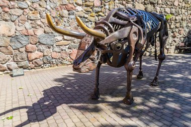 Chojnice, pomorskie / Polonya - 31 Mayıs 2020: Orta Avrupa 'da şehrin sembolü. Metal parçalarından kaynaklanmış. Bahar mevsimi.