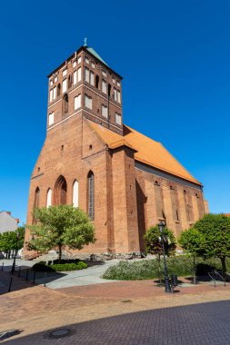 Chojnice, pomorskie / Polonya - 31 Mayıs 2020: Küçük bir kasabadaki Katolik kilisesi. Orta Avrupa 'da tarihi tuğla bina. Bahar mevsimi.