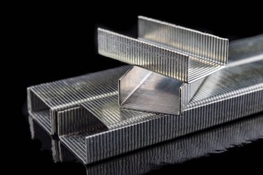 Mukavva bir kapta ofis zımbası var. Ofiste ve evde çalışmak için aksesuarlar. Koyu arkaplan.