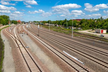 Kwidzyn, pomorskie / Polonya - 2 Haziran 2020: tren istasyonları yakınında yeni raylar. Orta Avrupa 'da demiryolu hattı. Bahar mevsimi.