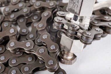 Atölyedeki bisiklet zincirinin tamiri. Evde ufak tefek tamirat işleri. Hafif arkaplan.