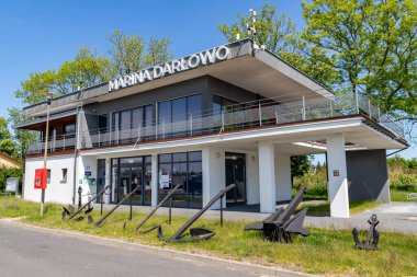 Darlowo, Zachodniopomorskie / Polonya - 4 Haziran 2020 Marina binası, küçük bir liman kenti. Orta Avrupa 'daki liman binaları. Bahar mevsimi.