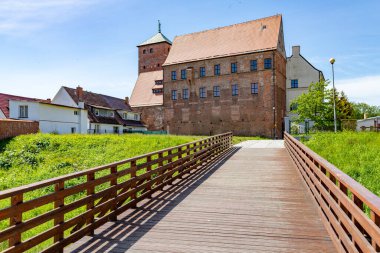 Darlowo, Zachodniopomorskie / Polonya - 4 Haziran 2020: deniz kıyısındaki küçük bir kasabada kale. Orta Çağ 'da inşa edilmiş tuğla bina. Bahar mevsimi.
