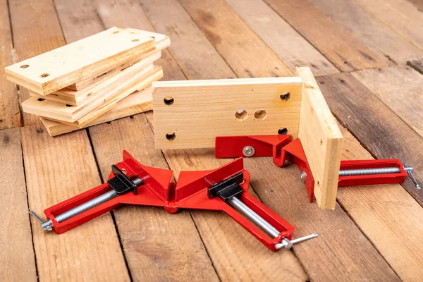 Verbinden Von Holz Mit Einer Schreinerklemme Kleine Tischlerarbeiten Arbeitsplatz Werkstatt — Stockfoto