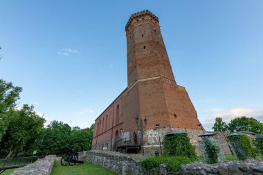 Czluchow, pomorskie / Polonya - Haziran 09, 2020: Orta Avrupa 'daki Alman kalesi. Kırmızı tuğladan yapılmış eski bir kale. Bahar mevsimi.