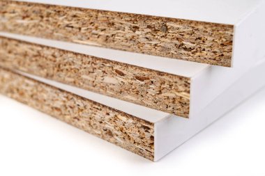 Beyaz yonga parçaları istiflenmiş. Marangozhanedeki mobilya yapımı için malzeme. Atölye.