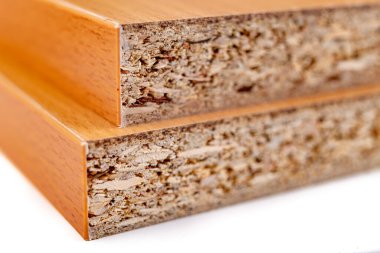 Kaplamalı yonga tahtası. Marangozhanedeki mobilya yapımı için malzeme. Atölye.