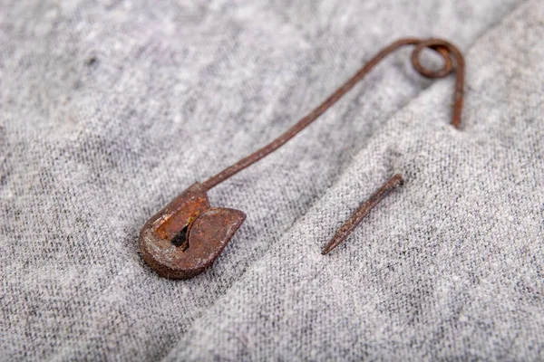 Ein Alter Rostiger Sicherheitsnadel Für Schneiderarbeiten Arbeitet Grauem Stoff Accessoires — Stockfoto