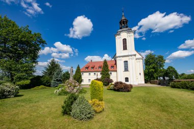 Zamarte, kujawsko pomorskie / Polonya - 16 Haziran 2020: Orta Avrupa kırsalındaki tarihi kilise. Küçük bir kasabadaki binalar. Yaz mevsimi.