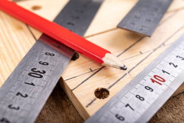 Ağaç kesme çizgisi. Küçük bir marangozluk atölyesinde çalışıyor. İş yeri - Marangozhane.