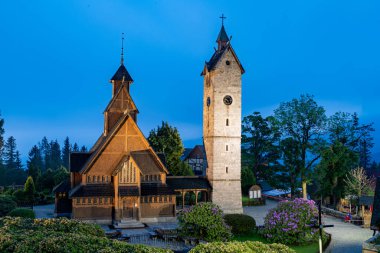 Karpacz, dolnoslaskie / Polonya-18 Haziran 2020: Polonya 'nın en eski tahta tapınağı. Orta Avrupa 'daki eski Evanjelik Kilisesi. Yaz mevsimi.