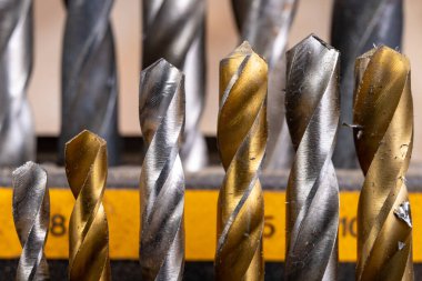 Metal matkap uçları tezgaha yerleştirilmiş. Bir ev atölyesinde aksesuarlar. Evdeki işyeri garajı.