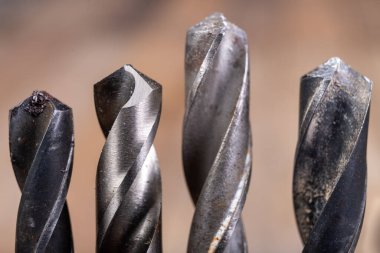 Metal matkap uçları tezgaha yerleştirilmiş. Bir ev atölyesinde aksesuarlar. Evdeki işyeri garajı.