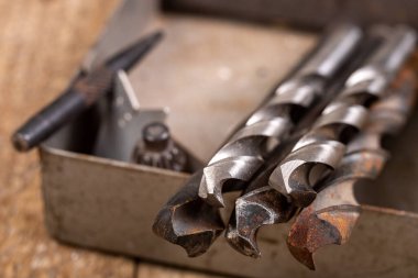 Metal matkap uçları ve çilingir aksesuarları. Bir ev atölyesinde aksesuarlar. Evdeki işyeri garajı.