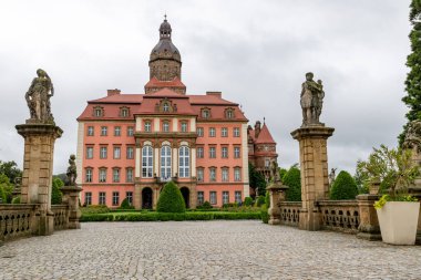 Piastow Slaski, dolnoslaskie / Polonya-21 Haziran 2020: Güney Polonya 'daki tarihi Ksiaz kalesi. Orta Avrupa 'da iyi korunmuş tarihi bir mülk. Yaz mevsimi.