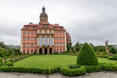 Piastow Slaski, dolnoslaskie / Polonya-21 Haziran 2020: Güney Polonya 'daki tarihi Ksiaz kalesi. Orta Avrupa 'da iyi korunmuş tarihi bir mülk. Yaz mevsimi.