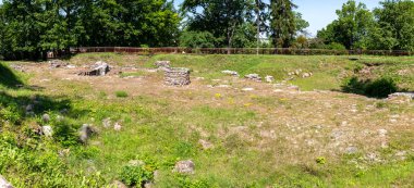 Dzierzgon, pomorskie / Polonya-26 Haziran 2020: Tömeranik kalesinin bulunduğu yer. Eski bir ortaçağ kalesinin temelleri. Yaz mevsimi.