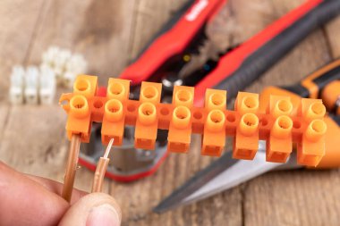 Bakır kablolar ve elektrik bağlantıları. Ev atölyesinde elektrikli aksesuarlar. Hafif arkaplan.