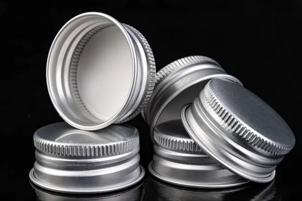 Metalen Doppen Voor Plastic Flessen Sluitingen Voor Wegwerpcontainers Donkere Achtergrond — Stockfoto